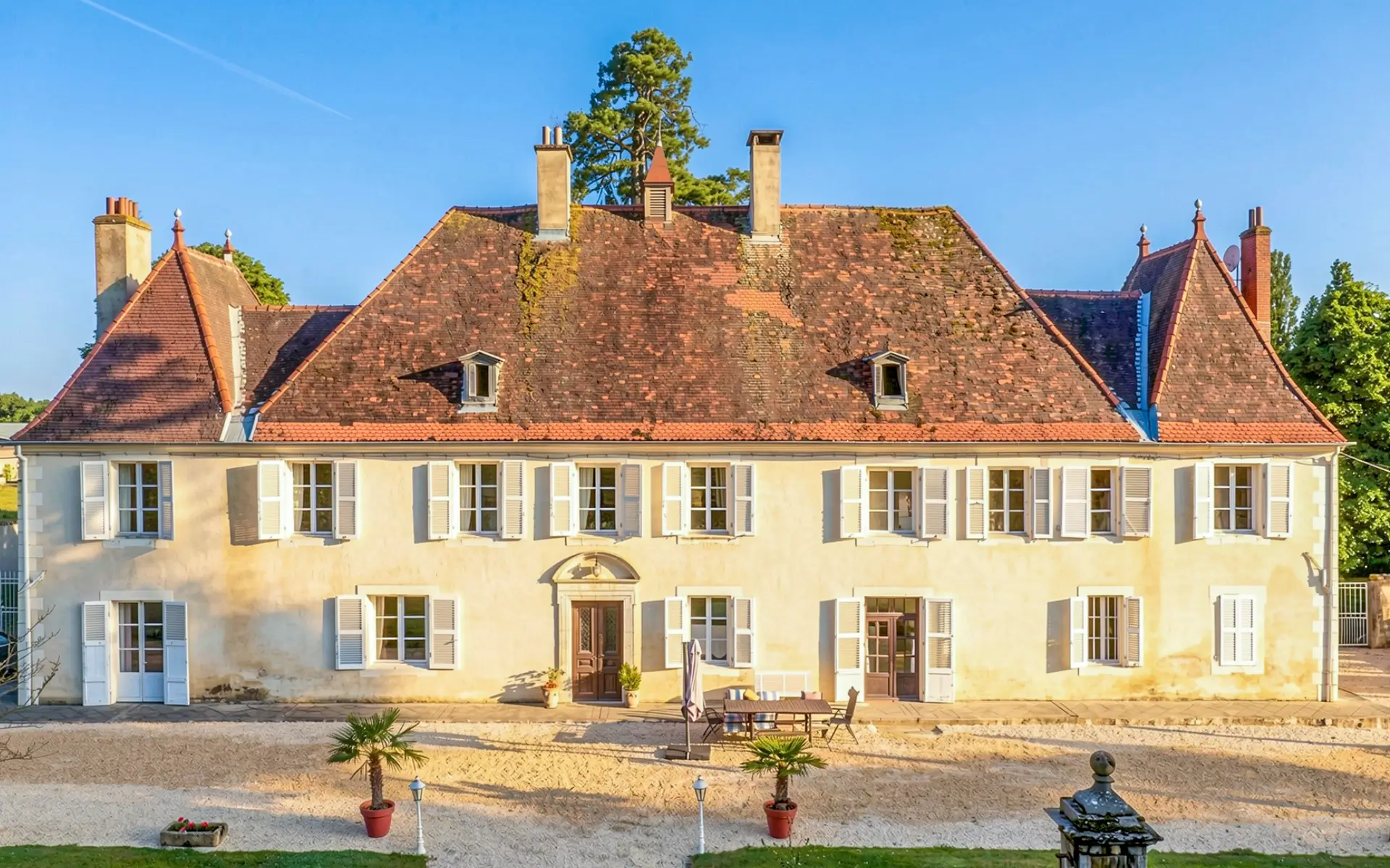 Façade lumineuse d'un château confidentiel à Bourg-en-Bresse à vendre - Arrière-Cour, agence immobilière spécialisée dans l'Ain