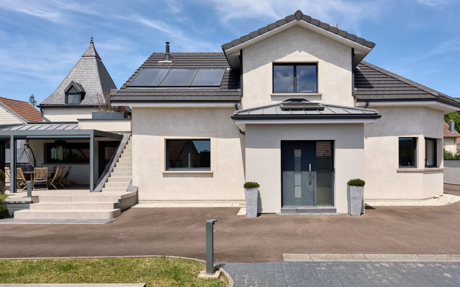 Façade de la maison contemporaine à Vesoul à vendre - Arrière-Cour, agence immobilière spécialisée en Haute-Saône