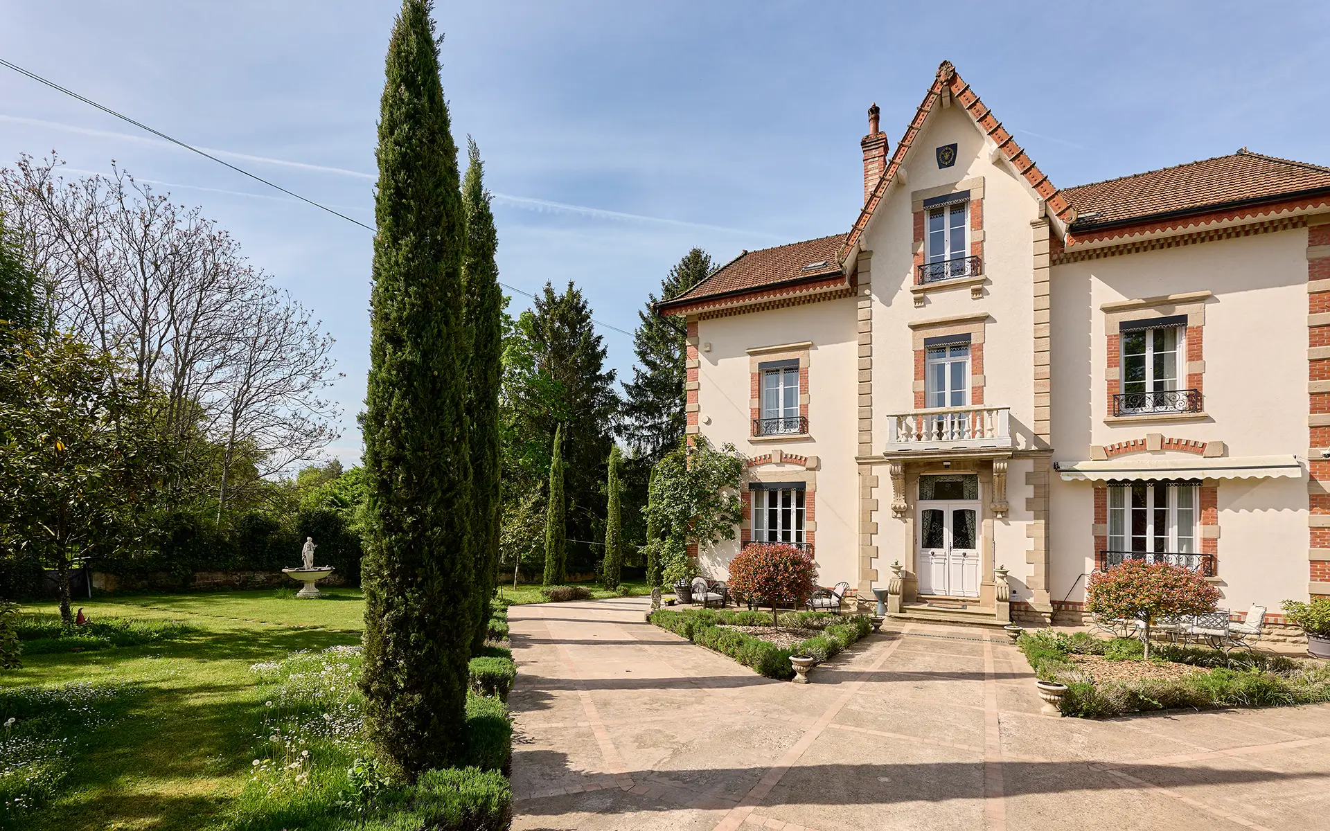 Façade de la maison de maître à Passavant-la-Rochère à vendre - Arrière-Cour, agence immobilière spécialisée en Haute-Saône