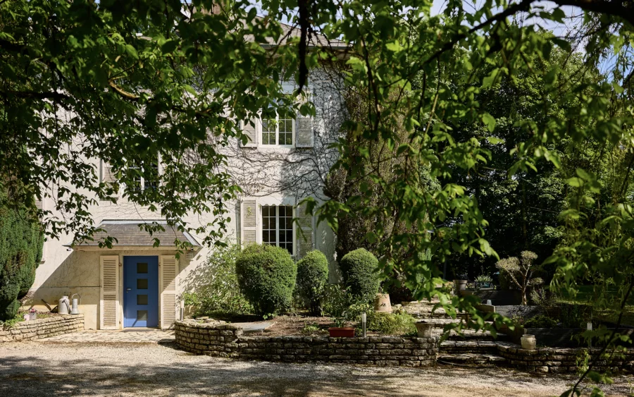 Façade de la maison de maître aux portes de Besançon à vendre - Arrière-Cour, agence immobilière spécialisée dans le Doubs