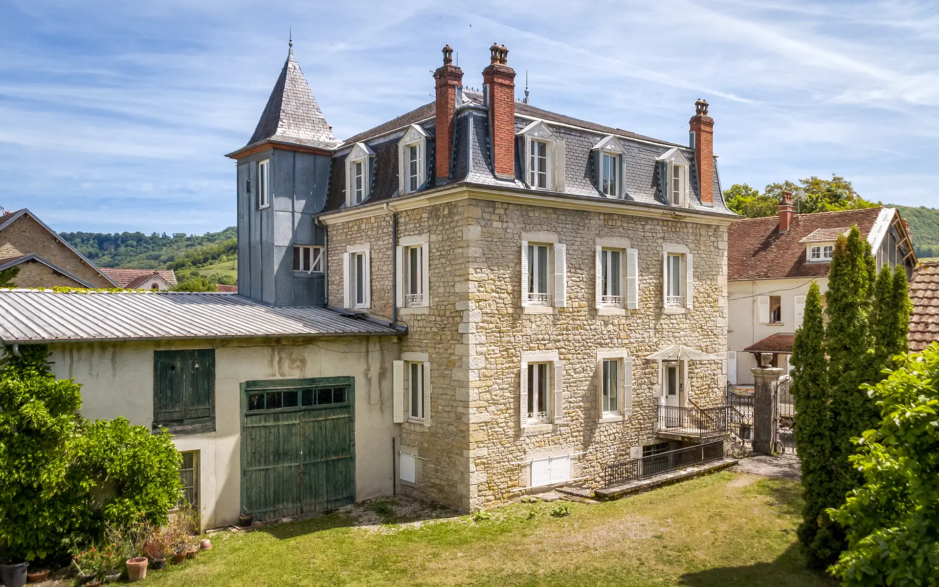 Façade de la maison de maître dans le vignoble à Voiteur à vendre - Arrière-Cour, agence immobilière spécialisée dans le Jura