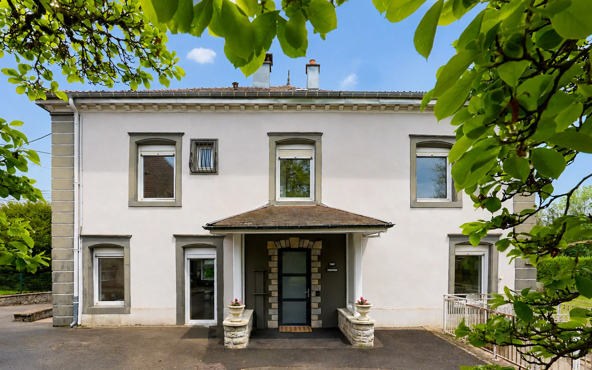 Façade de la maison de maître rénovée à Roppe à vendre - Arrière-Cour, agence immobilière spécialisée dans le Territoire de Belfort