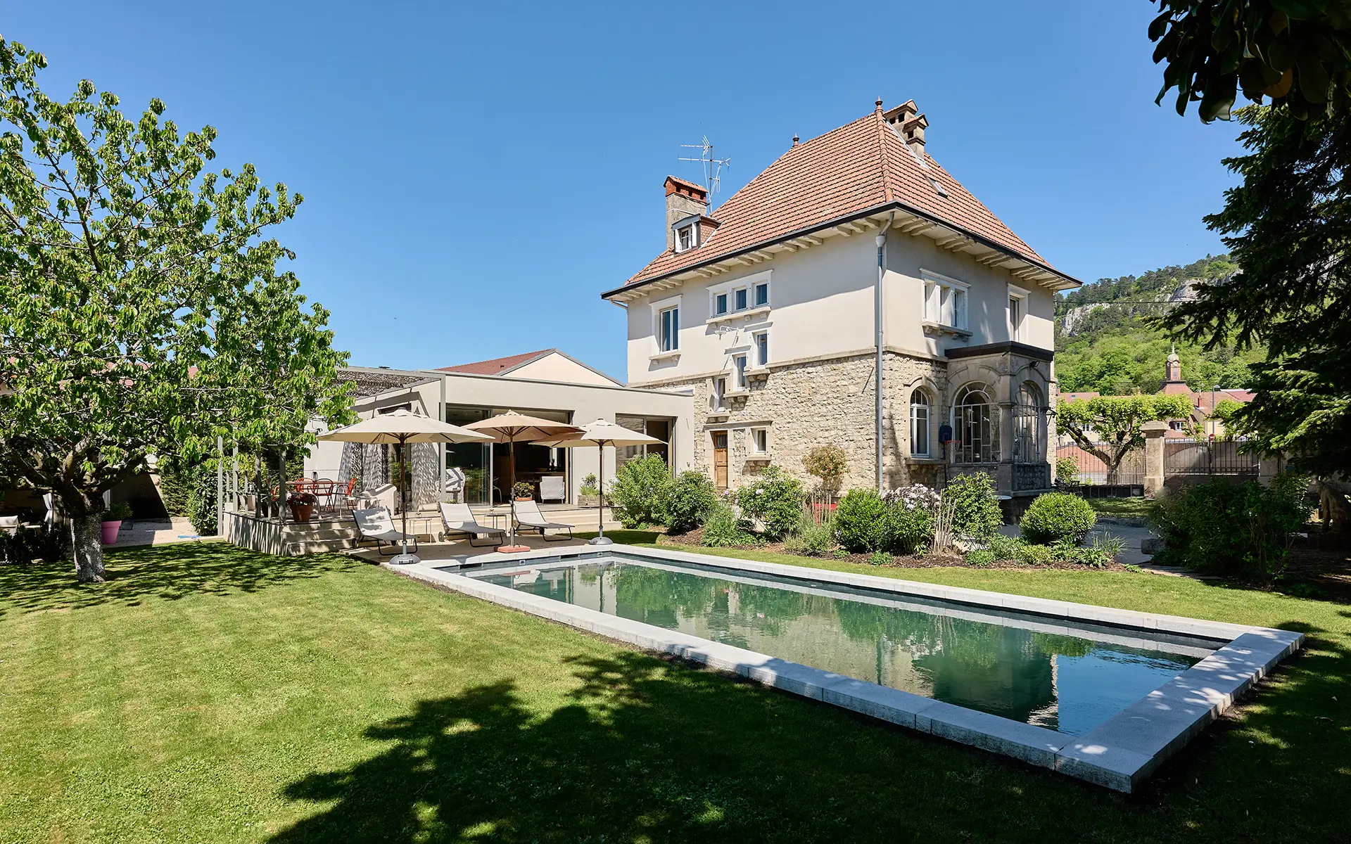 Façade de la maison de maître superbement rénovée à Poligny à vendre - Arrière-Cour, agence immobilière spécialisée dans le Jura