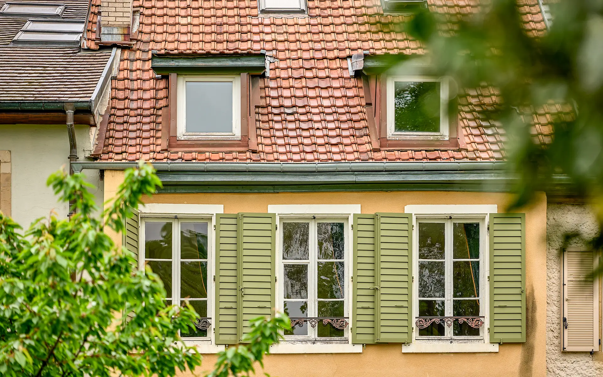 Façade de la maison du XVIIIe siècle à Montbéliard à vendre - Arrière-Cour, agence immobilière spécialisée dans le Doubs