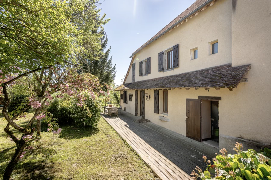 Façade et verdure de l'ancien presbytère à Marolles-les-Bailly à vendre - Arrière-Cour, agence immobilière spécialisée dans l'Aube