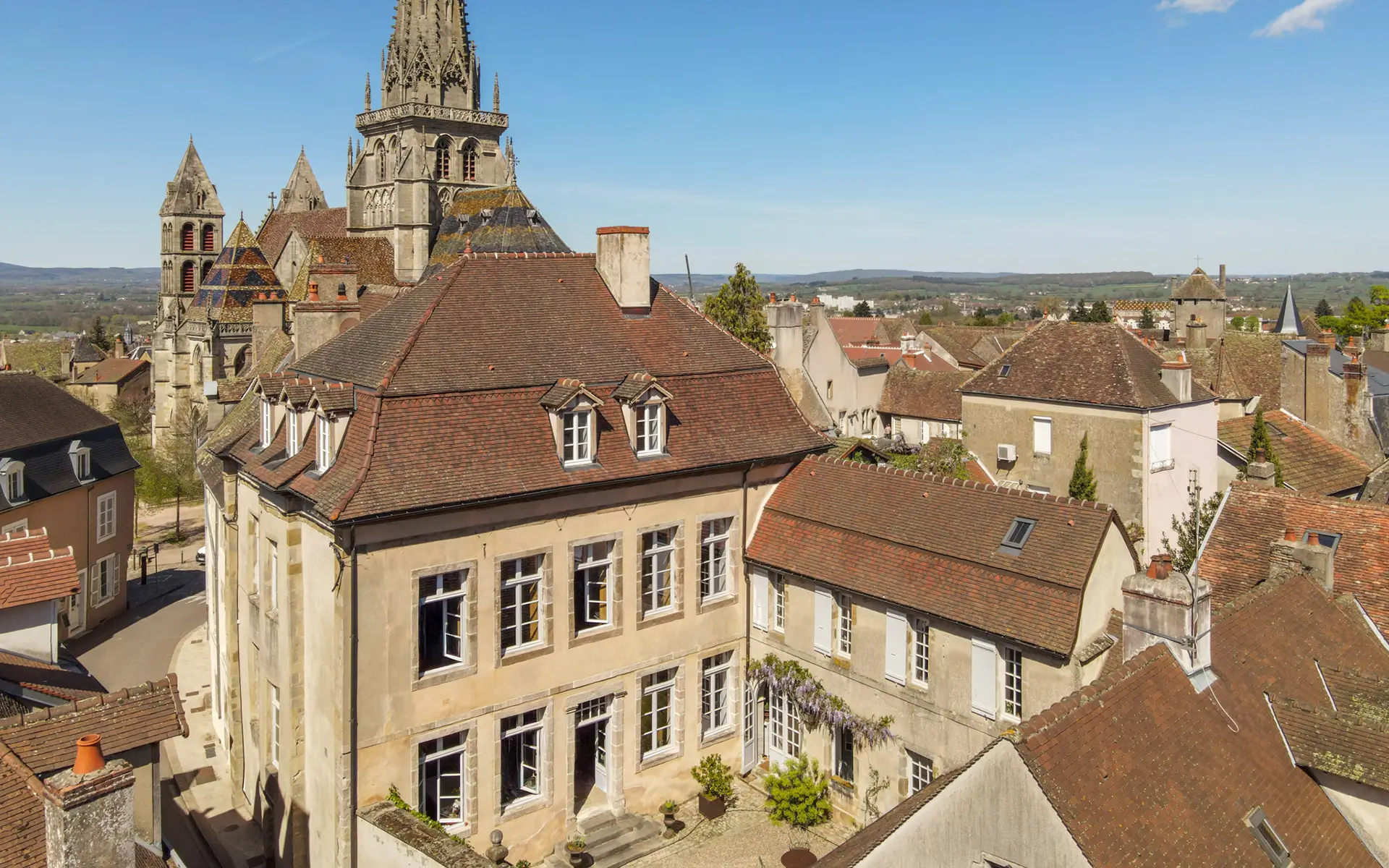 Façade lumineuse de l'hôtel particulier dans le centre historique Autun à vendre - Arrière-Cour, agence immobilière spécialisée en Saône-et-Loire
