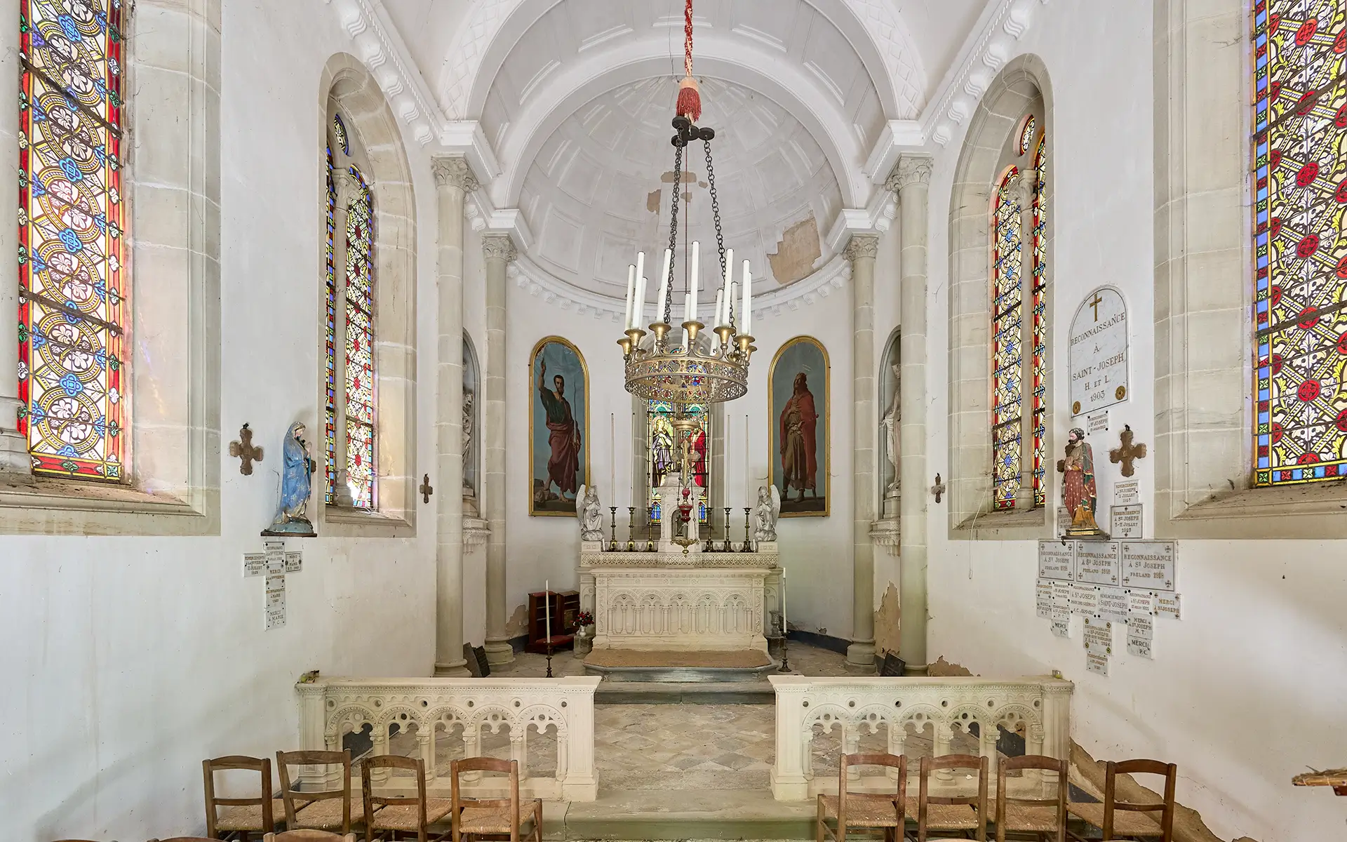 Intérieur de la chapelle de l'entre canal et forêt : le château de Freland à vendre - Arrière-Cour, agence immobilière spécialisée en Haute-Saône