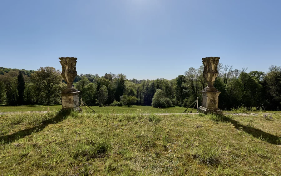 Jardin du château néo-classique à Sorans à vendre - Arrière-Cour, agence immobilière spécialisée en Haute-Saône