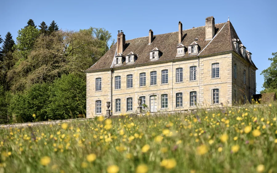 Jardin et façade du château néo-classique à Sorans à vendre - Arrière-Cour, agence immobilière spécialisée en Haute-Saône