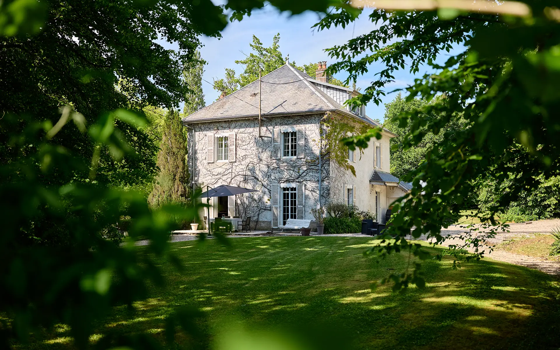 Jardin et façade de la maison de maître aux portes de Besançon à vendre - Arrière-Cour, agence immobilière spécialisée dans le Doubs