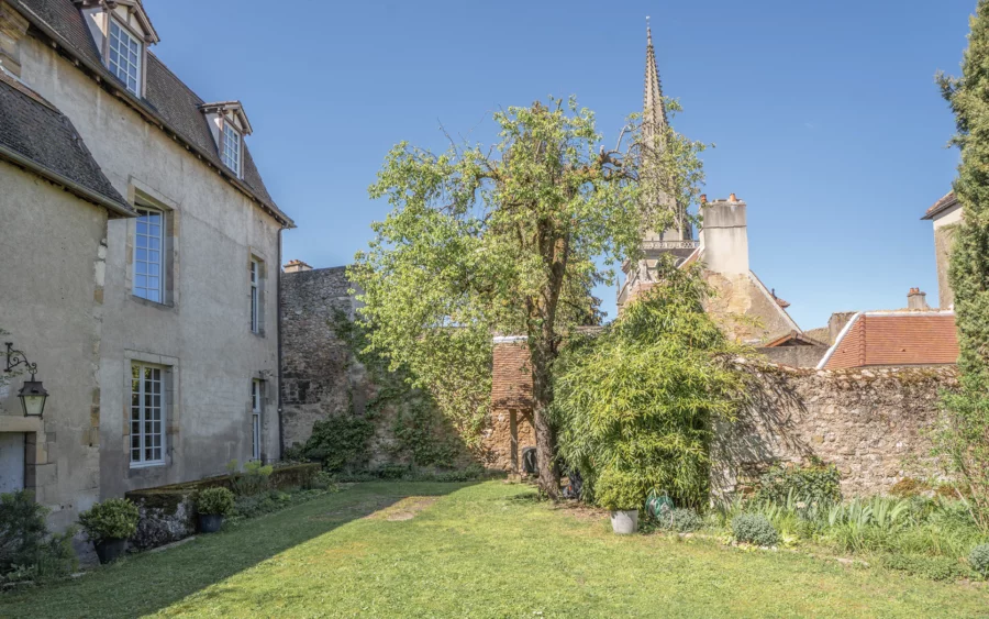 Jardin de l'hôtel particulier dans le centre historique Autun à vendre - Arrière-Cour, agence immobilière spécialisée en Saône-et-Loire