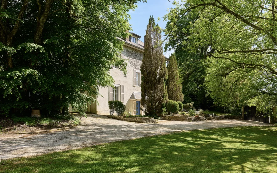 Jardin de la maison de maître aux portes de Besançon à vendre - Arrière-Cour, agence immobilière spécialisée dans le Doubs