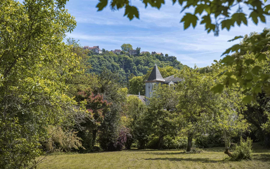 Jardin de la maison de maître dans le vignoble à Voiteur à vendre - Arrière-Cour, agence immobilière spécialisée dans le Jura