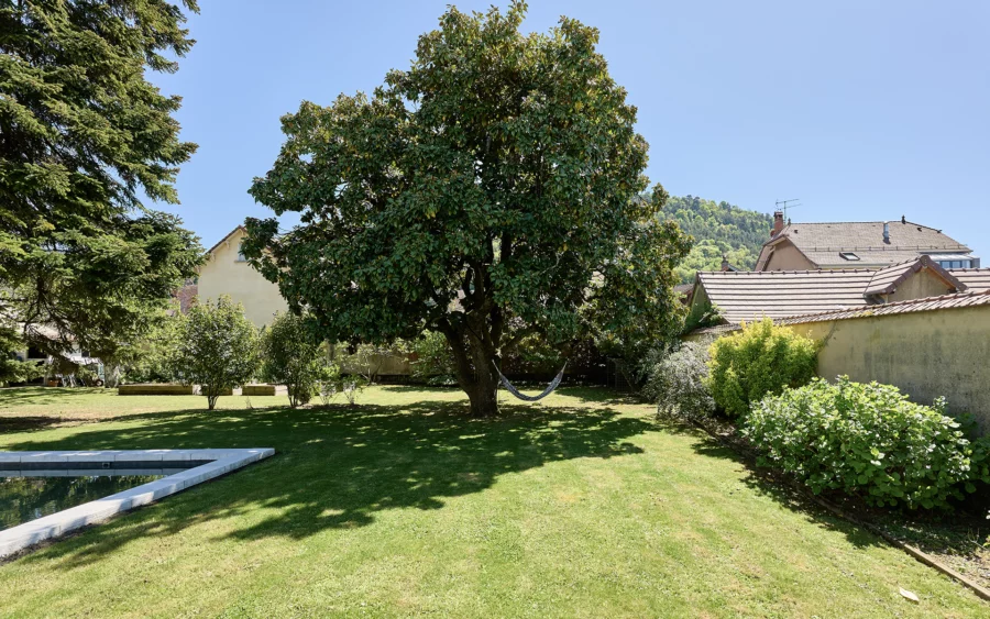 Jardin de la maison de maître superbement rénovée à Poligny à vendre - Arrière-Cour, agence immobilière spécialisée dans le Jura