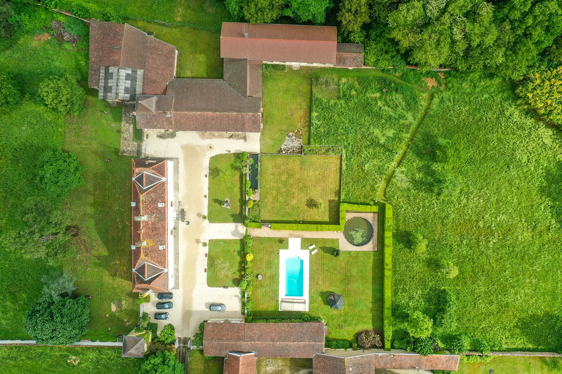 Jardin d'un château confidentiel à Bourg-en-Bresse à vendre - Arrière-Cour, agence immobilière spécialisée dans l'Ain