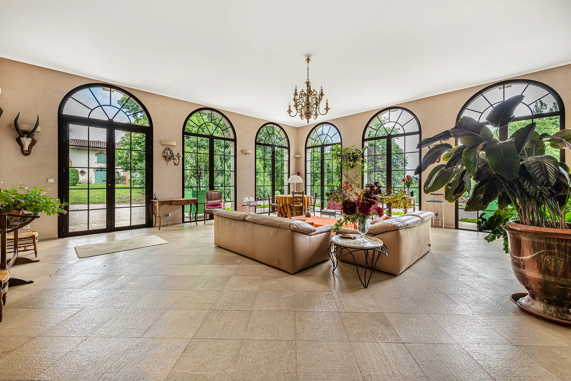 L'orangerie du château et parc remarquable aux portes de Bourg-en-Bresse à vendre - Arrière-Cour, agence immobilière spécialisée dans l'Ain
