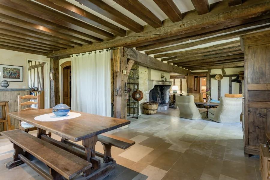 Pièce à vivre de l'ancien presbytère à Marolles-les-Bailly à vendre - Arrière-Cour, agence immobilière spécialisée dans l'Aube