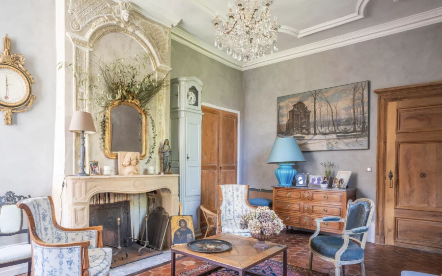 Pièce à vivre de l'hôtel particulier dans le centre historique Autun à vendre - Arrière-Cour, agence immobilière spécialisée en Saône-et-Loire