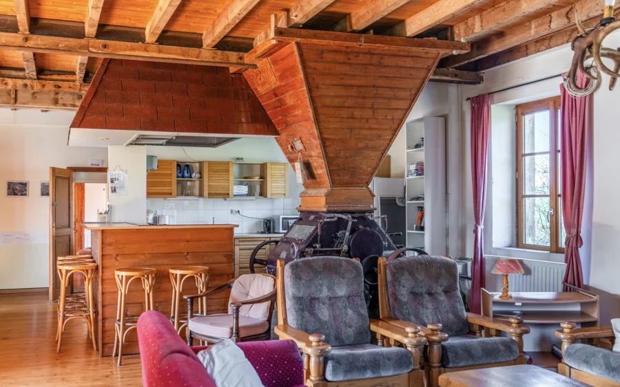 Pièce à vivre du moulin de Vaupranges dans le Morvan à vendre - Arrière-Cour, agence immobilière spécialisée dans le Morvan