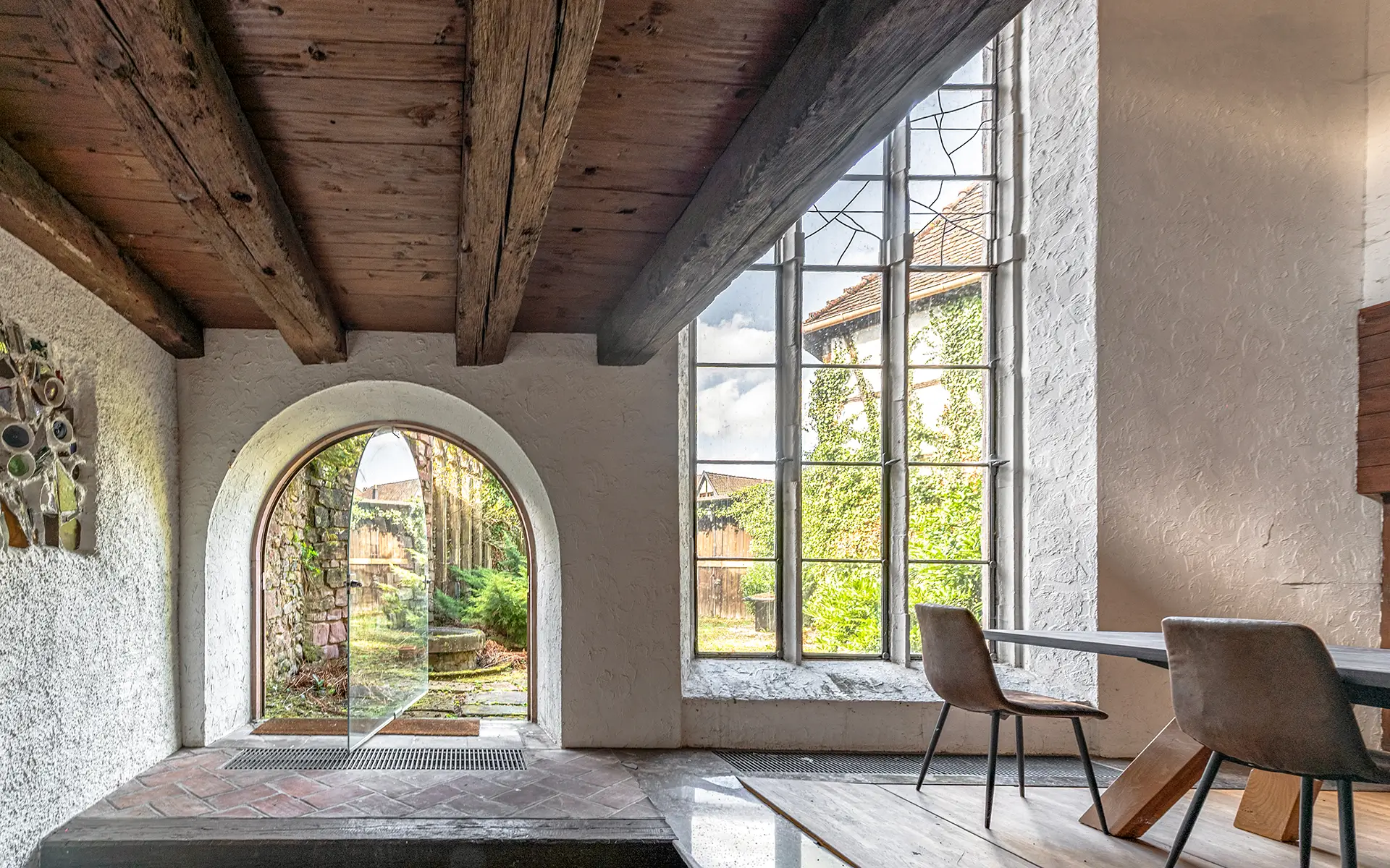 Pièce à vivre de la propriété atypique au cœur d’Andlau à vendre - Arrière-Cour, agence immobilière spécialisée en Alsace