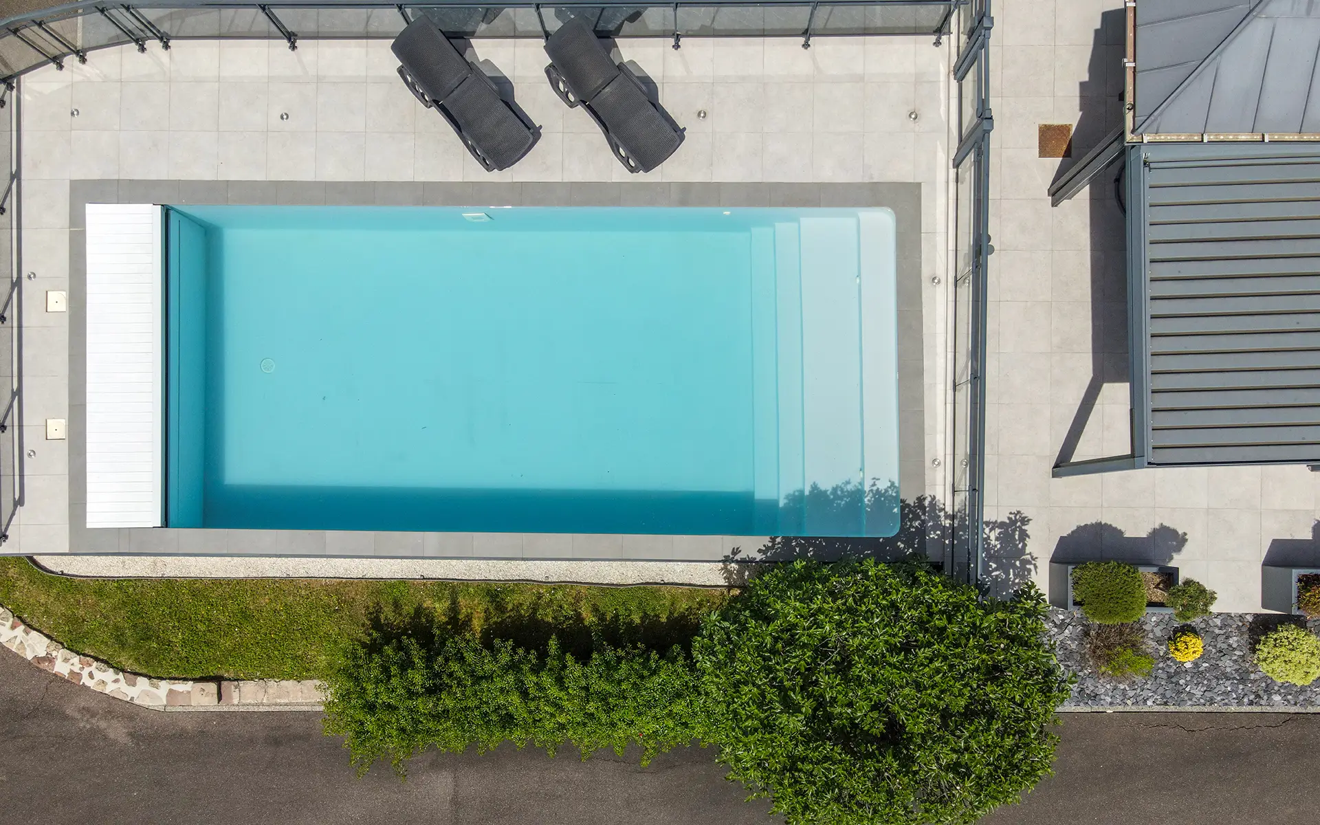 Piscine et terrasse de la maison contemporaine à Vesoul à vendre - Arrière-Cour, agence immobilière spécialisée en Haute-Saône