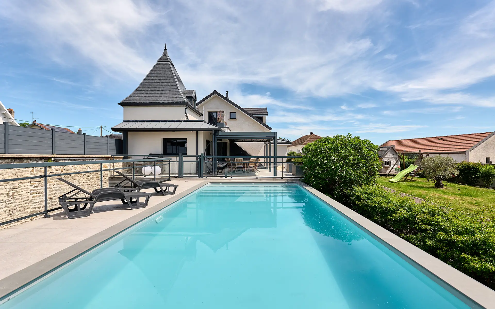 Piscine et façade de la maison contemporaine à Vesoul à vendre - Arrière-Cour, agence immobilière spécialisée en Haute-Saône