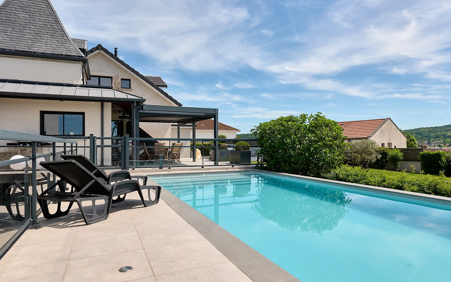 Piscine de la maison contemporaine à Vesoul à vendre - Arrière-Cour, agence immobilière spécialisée en Haute-Saône