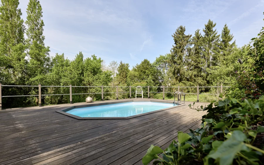 Piscine de la maison de maître à Passavant-la-Rochère à vendre - Arrière-Cour, agence immobilière spécialisée en Haute-Saône