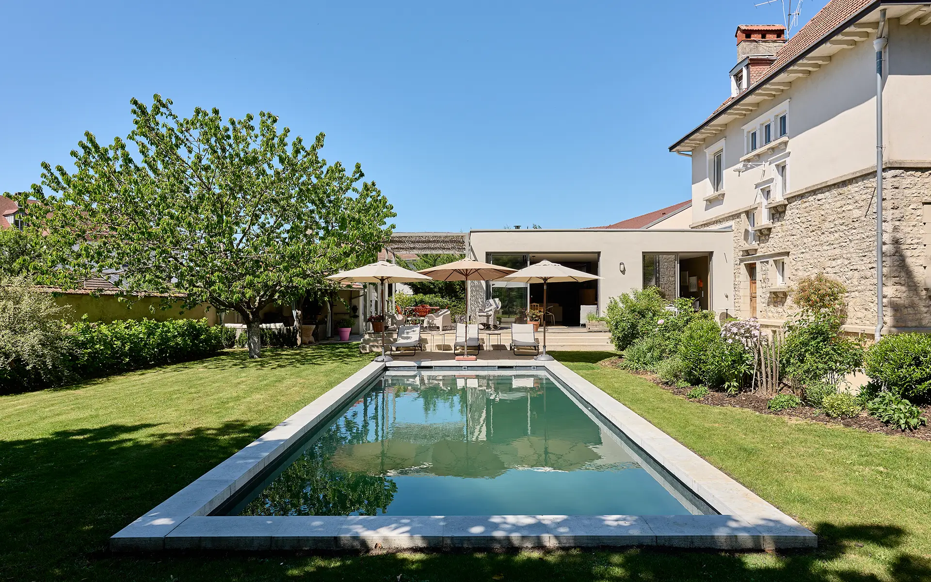 Piscine de la maison de maître superbement rénovée à Poligny à vendre - Arrière-Cour, agence immobilière spécialisée dans le Jura