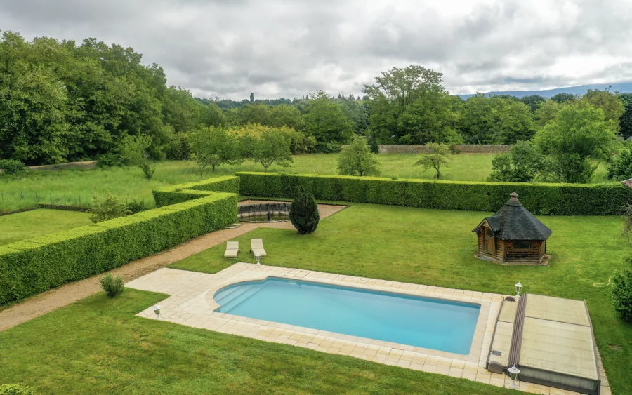 Piscine d'un château confidentiel à Bourg-en-Bresse à vendre - Arrière-Cour, agence immobilière spécialisée dans l'Ain