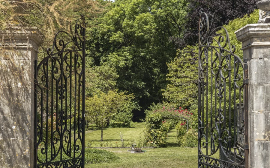 Portail de la maison de maître dans le vignoble à Voiteur à vendre - Arrière-Cour, agence immobilière spécialisée dans le Jura