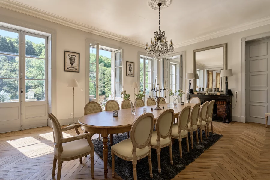 Salle à manger de l'entre canal et forêt : le château de Freland à vendre - Arrière-Cour, agence immobilière spécialisée en Haute-Saône