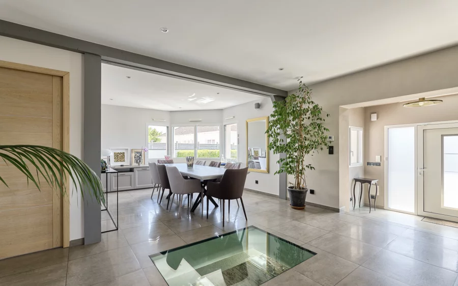 Salle à manger de la maison contemporaine à Vesoul à vendre - Arrière-Cour, agence immobilière spécialisée en Haute-Saône