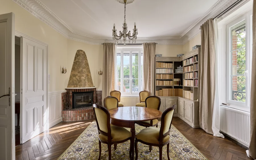 Salle à manger de la maison de maître à Passavant-la-Rochère à vendre - Arrière-Cour, agence immobilière spécialisée en Haute-Saône