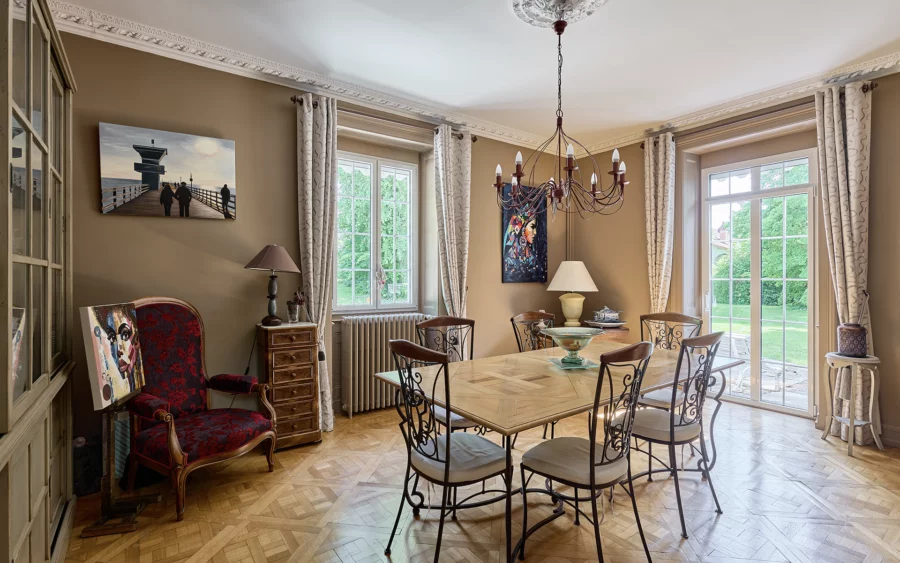 Salle à manger de la maison de maître aux portes de Besançon à vendre - Arrière-Cour, agence immobilière spécialisée dans le Doubs