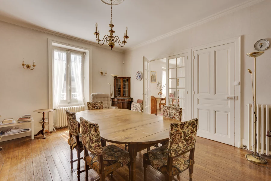 Salle à manger de la maison de maître dans le vignoble à Voiteur à vendre - Arrière-Cour, agence immobilière spécialisée dans le Jura