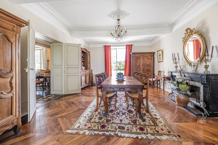 Salle à manger d'un château confidentiel à Bourg-en-Bresse à vendre - Arrière-Cour, agence immobilière spécialisée dans l'Ain