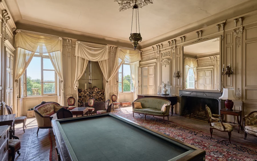 Salle de billard du château néo-classique à Sorans à vendre - Arrière-Cour, agence immobilière spécialisée en Haute-Saône