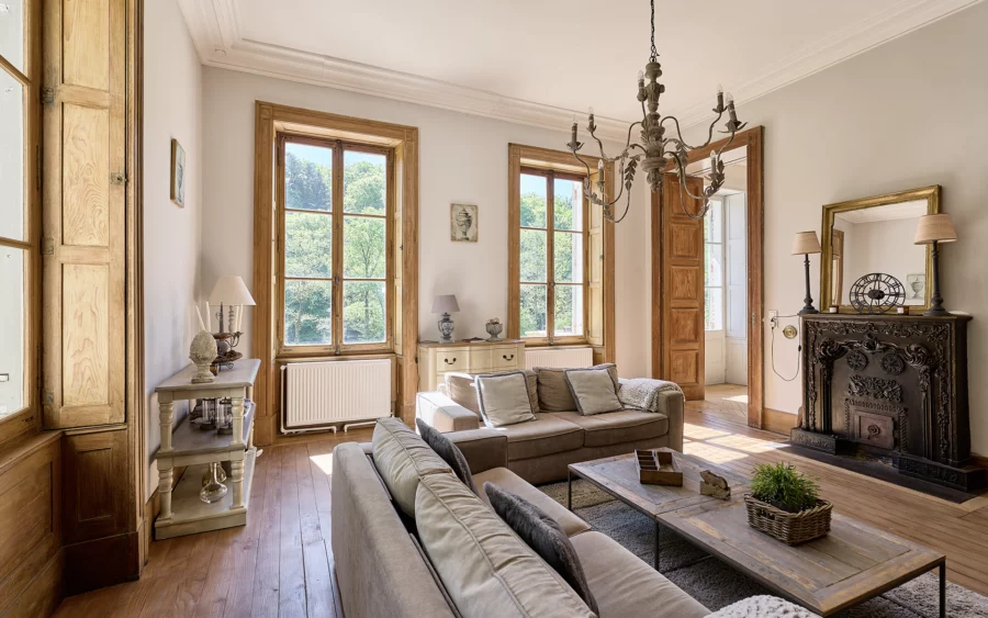 Salon de l'entre canal et forêt : le château de Freland à vendre - Arrière-Cour, agence immobilière spécialisée en Haute-Saône