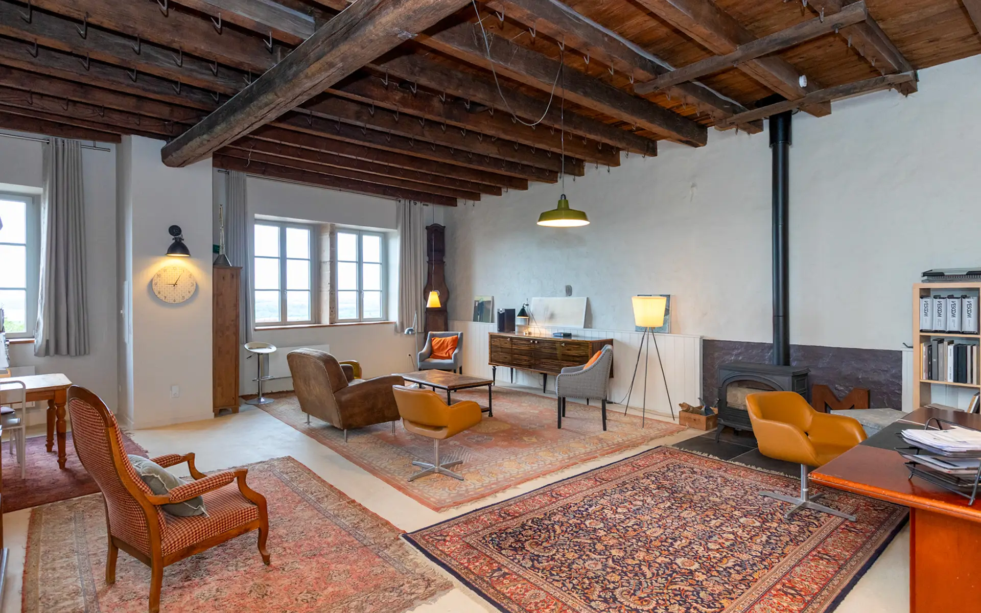 Salon du loft à Langres à vendre - Arrière-Cour, agence immobilière spécialisée en Haute-Marne