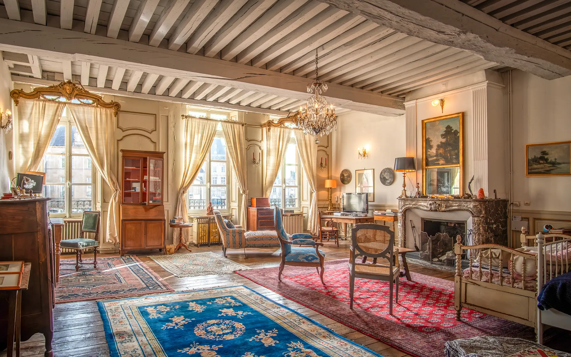 Salon de l'hôtel particulier du XVIIIe à Langres à vendre - Arrière-Cour, agence immobilière spécialisée en Haute-Marne