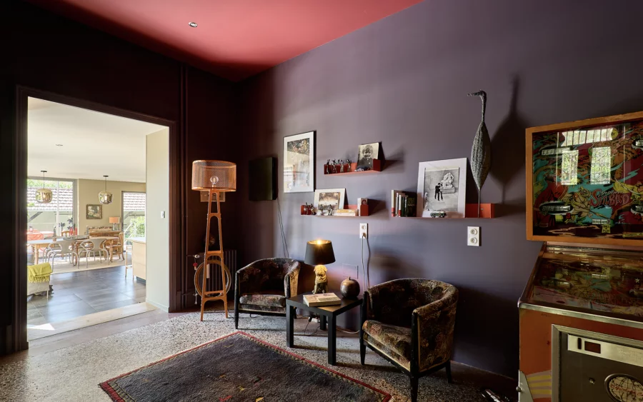 Salon lumineux de la maison de maître superbement rénovée à Poligny à vendre - Arrière-Cour, agence immobilière spécialisée dans le Jura