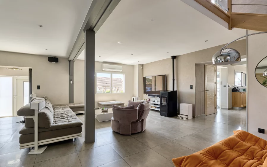 Salon de la maison contemporaine à Vesoul à vendre - Arrière-Cour, agence immobilière spécialisée en Haute-Saône