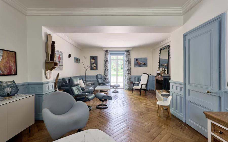 Salon de la maison de maître aux portes de Besançon à vendre - Arrière-Cour, agence immobilière spécialisée dans le Doubs
