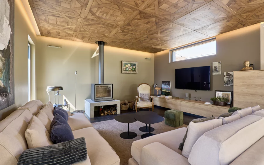 Salon de la maison de maître superbement rénovée à Poligny à vendre - Arrière-Cour, agence immobilière spécialisée dans le Jura