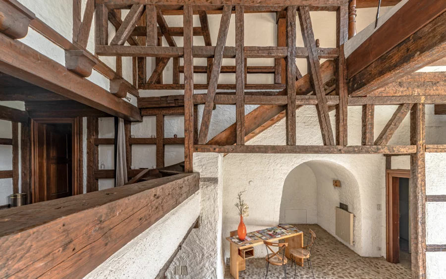 Séjour de la propriété atypique au cœur d’Andlau à vendre - Arrière-Cour, agence immobilière spécialisée en Alsace