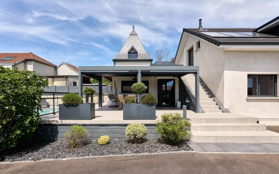 Terrasse de la maison contemporaine à Vesoul à vendre - Arrière-Cour, agence immobilière spécialisée en Haute-Saône
