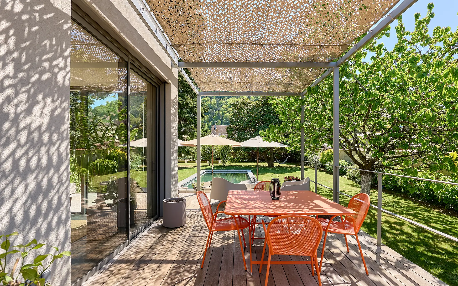 Terrasse de la maison de maître superbement rénovée à Poligny à vendre - Arrière-Cour, agence immobilière spécialisée dans le Jura