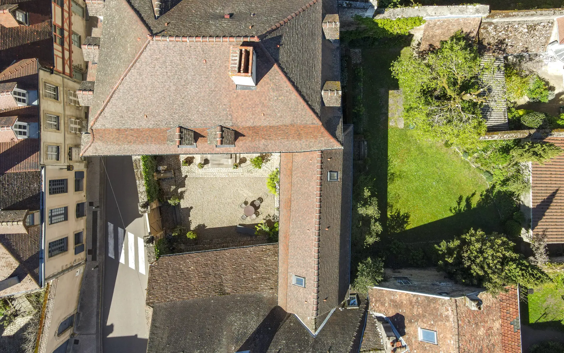 Toiture et jardin de l'hôtel particulier dans le centre historique Autun à vendre - Arrière-Cour, agence immobilière spécialisée en Saône-et-Loire