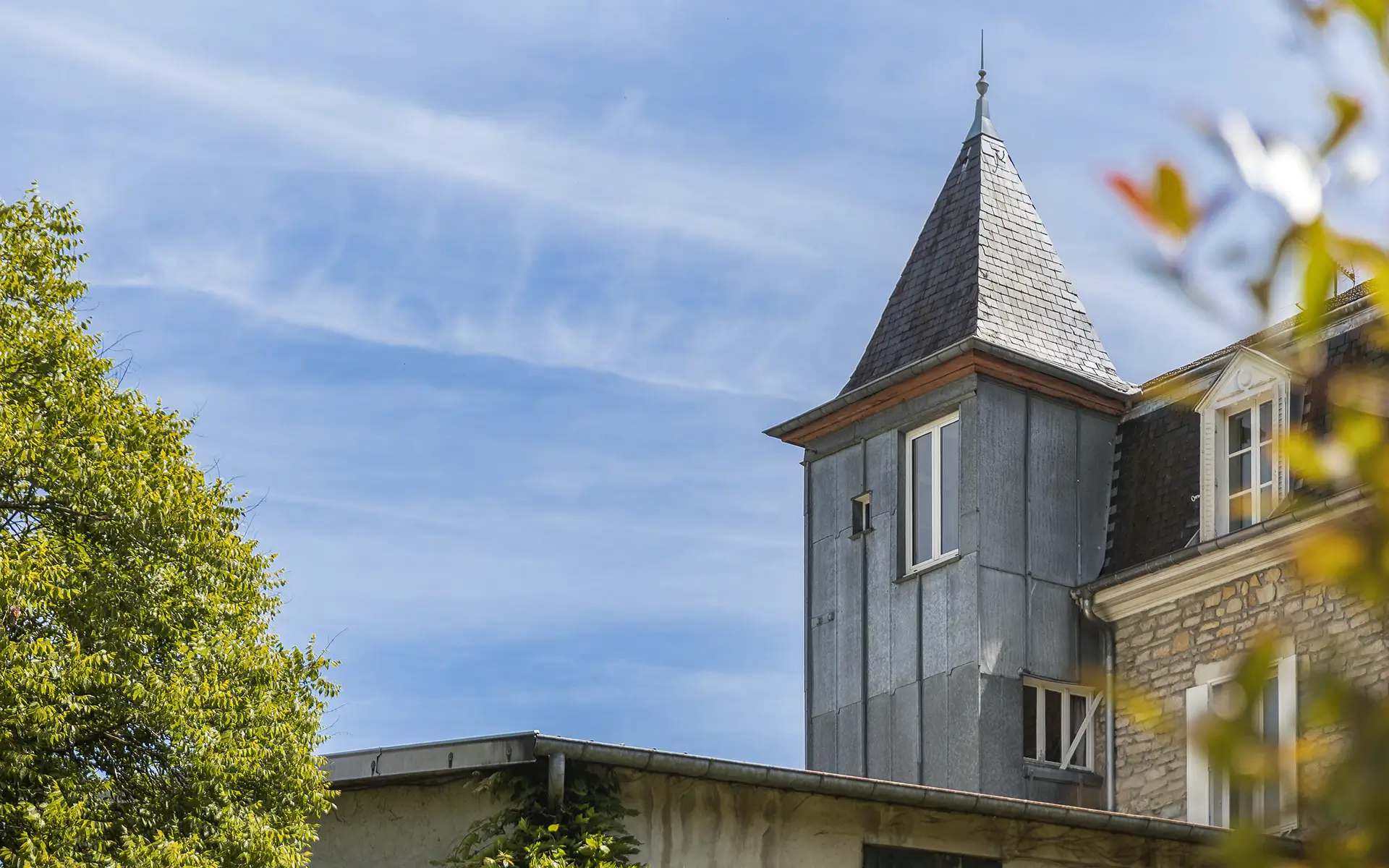 Tourelle de la maison de maître dans le vignoble à Voiteur à vendre - Arrière-Cour, agence immobilière spécialisée dans le Jura